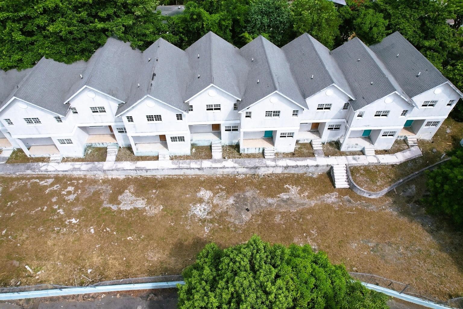  CREST RESIDENCES CONDO,Blue Hill Road