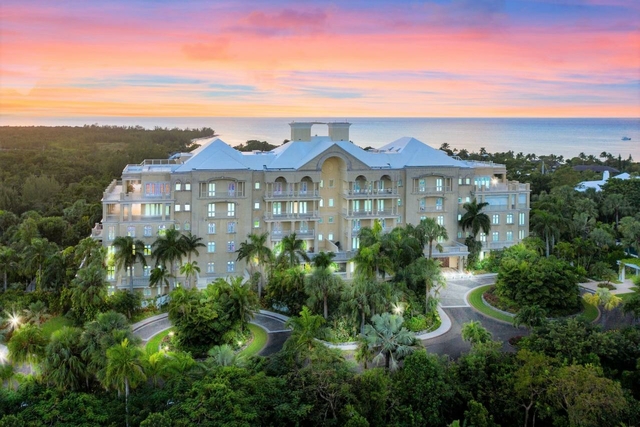  SUITE 404, SUNNYSIDE COND,Lyford Cay
