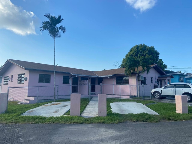  OAKES FIELD TRIPLEX,Oakes Field