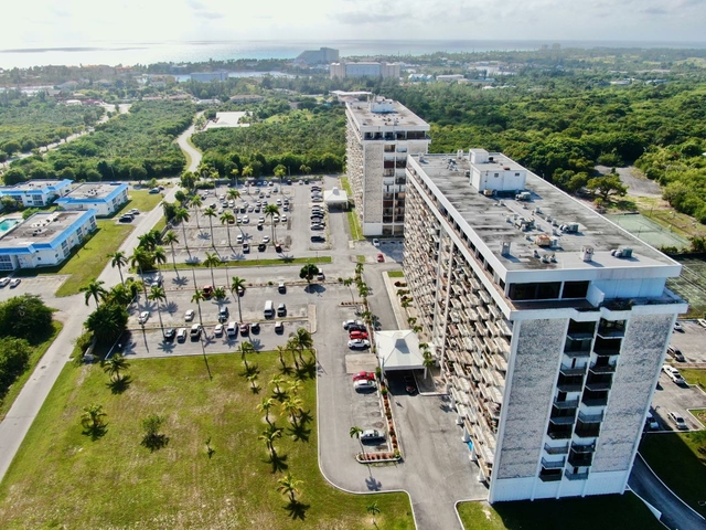  LUCAYAN TOWERS NORTH,Greening Glade