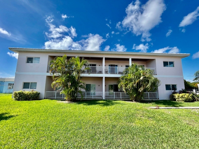  BLUE MARINA CONDOMINUM,Bahamia