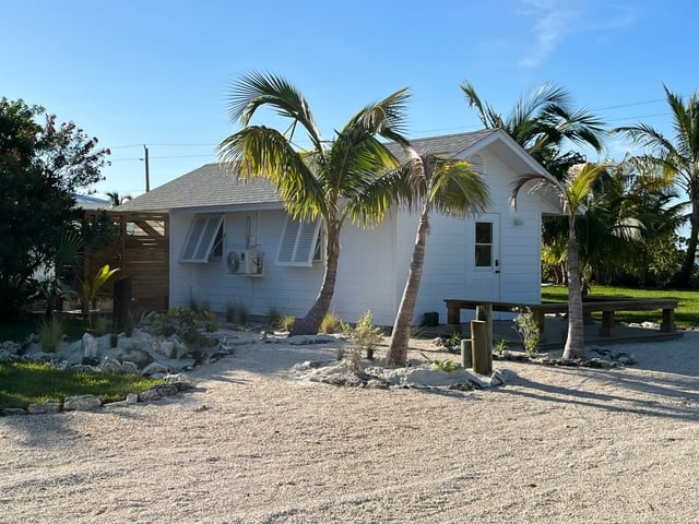 Windward GALLEON BEACH COTTAGE,Treasure Cay