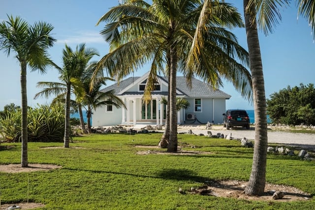  BLUE HOUSE,James Cistern