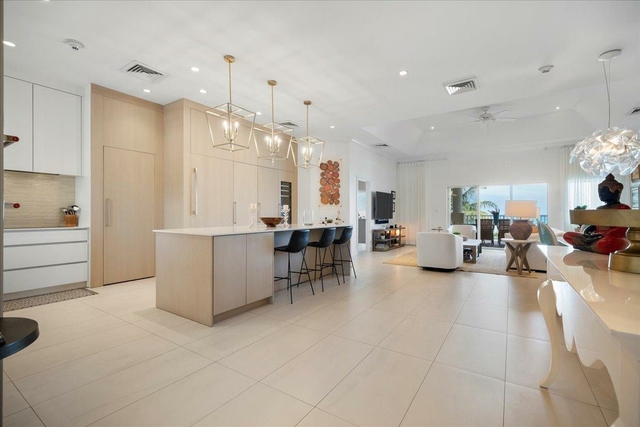 B4 CAVES HEIGHTS,West Bay Street