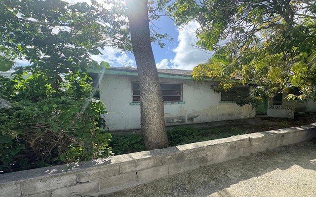  VICTORIA BLVD FIXER UPPER,East Street